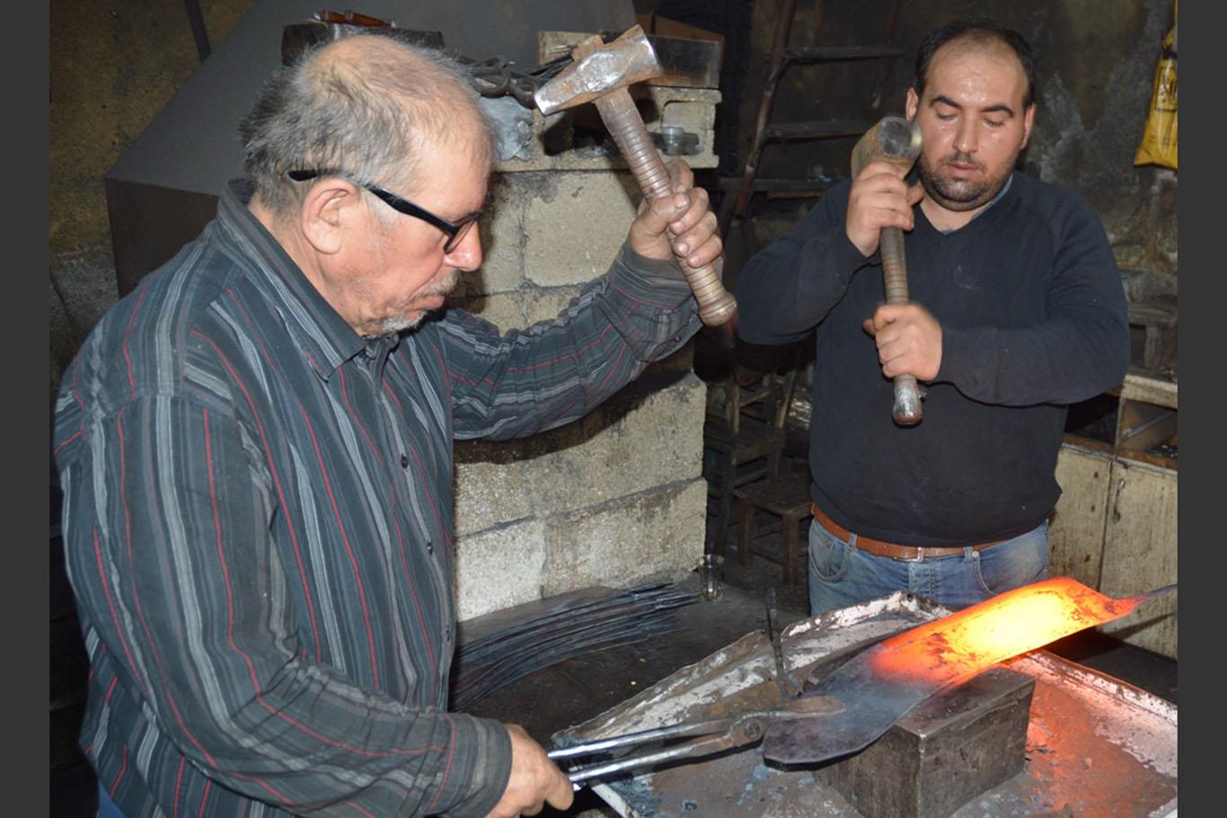 53 yılını verdiği baba mesleğini şimdi torununa öğretiyor 53 yılını verdiği baba mesleğini şimdi torununa öğretiyor
